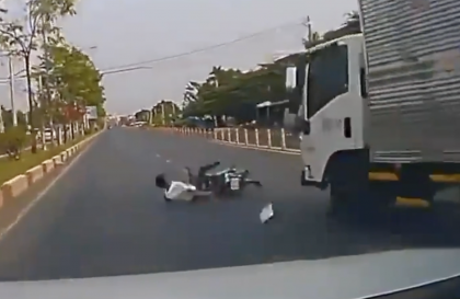Clip TNGT: Xe tải quay đầu 